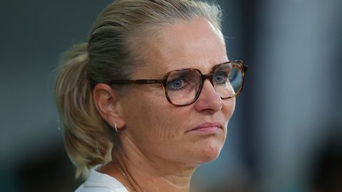 Sarina Wiegman spreekt zich fel uit na 'racisme-rel' bij Engeland: 'Triest, belachelijk en walgelijk'