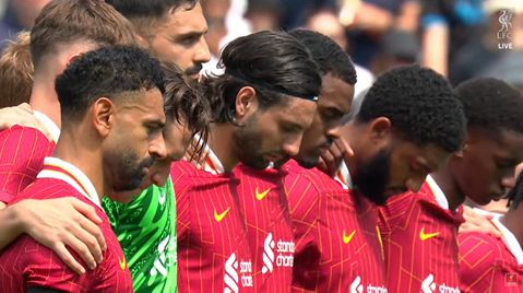 Emotionele beelden bij eerste wedstrijd Liverpool sinds dood Diogo Jota: duizenden zingen iconisch lied