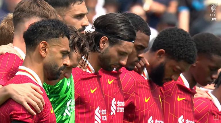 Emotionele beelden bij eerste wedstrijd Liverpool sinds dood Diogo Jota: duizenden zingen iconisch lied