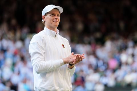 Toptennisser Jannik Sinner pakt familielid terug na Wimbledon-zege: 'Dat is de enige reden dat hij er is'