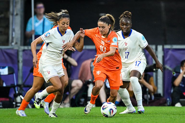 LIVE EK vrouwenvoetbal | Sprankje hoop voor Oranje Leeuwinnen na schitterende goal, Sarina Wiegman weigert te helpen