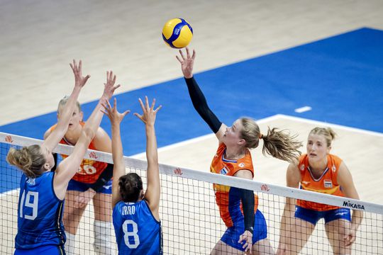 Kansloze nederlaag 'voelt bijna als overwinning' voor Nederlandse volleybalsters in eigen huis