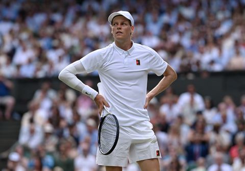 Bizar incident legt Wimbledon-finale tussen Jannik Sinner en Carlos Alcaraz stil: 'Dit kan alleen hier'