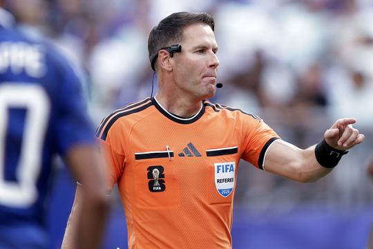 Danny Makkelie krijgt nieuws van FIFA tijdens WK voetbal, vervelend scenario wordt werkelijkheid voor scheidsrechter
