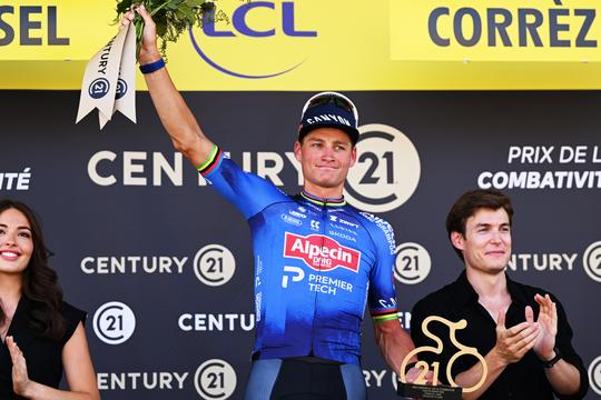 Vakantievierende Mathieu van der Poel vermaakt zich na heldenrol Tour de France in heel andere sport