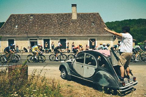 Tour de France opgeschrikt door heftig ongeluk: acht gewonden bij finish waar Van der Poel won