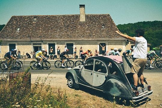 Tour de France opgeschrikt door heftig ongeluk: meerdere gewonden bij finish waar Mathieu van der Poel won