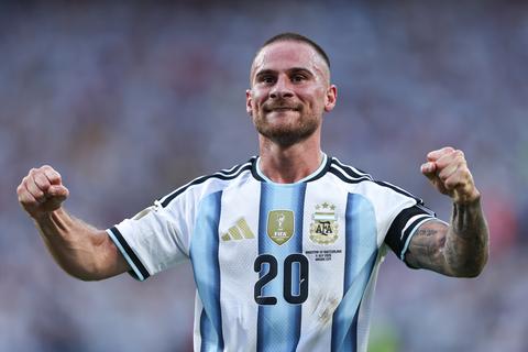 Dit is waarom op het WK voetbal een topspeler van Argentinië tegen Engeland met een Engelstalige achternaam rondloopt