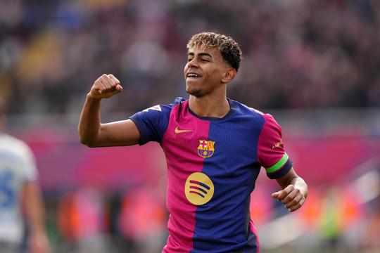 Leeftijd Spaanse sterspeler Lamine Yamal past nu bij zijn shirtnummer: 'Het staat me goed, hè?'