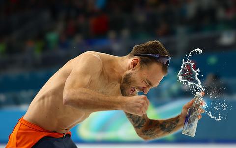 Kjeld Nuis deelt foto's van bijzondere schaatsmomenten, opvallende reactie vriendin Joy Beune
