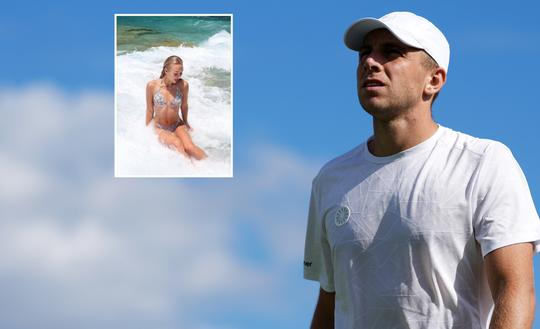 Tennissende vriendin van Tallon Griekspoor spoelt Wimbledon-domper weg op het strand