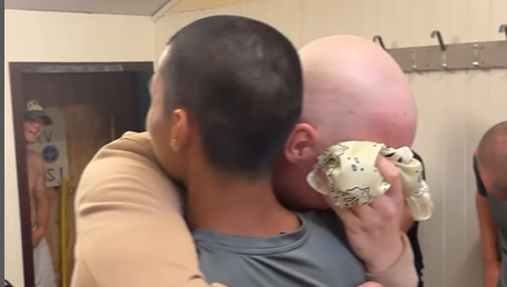 Zieke voetballer barst in tranen uit na ontroerend gebaar van teamgenoten