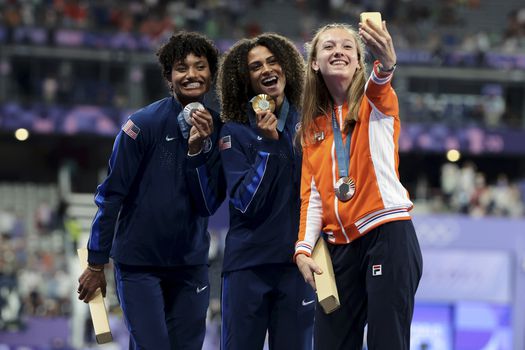 Stralende Femke Bol en lachende Sifan Hassan: dit zijn de mooiste selfies van de Olympische Spelen