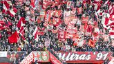 Het fanatieke deel van FC Twente móét de ploeg naar een overwinning schreeuwen. ©Pro Shots.
