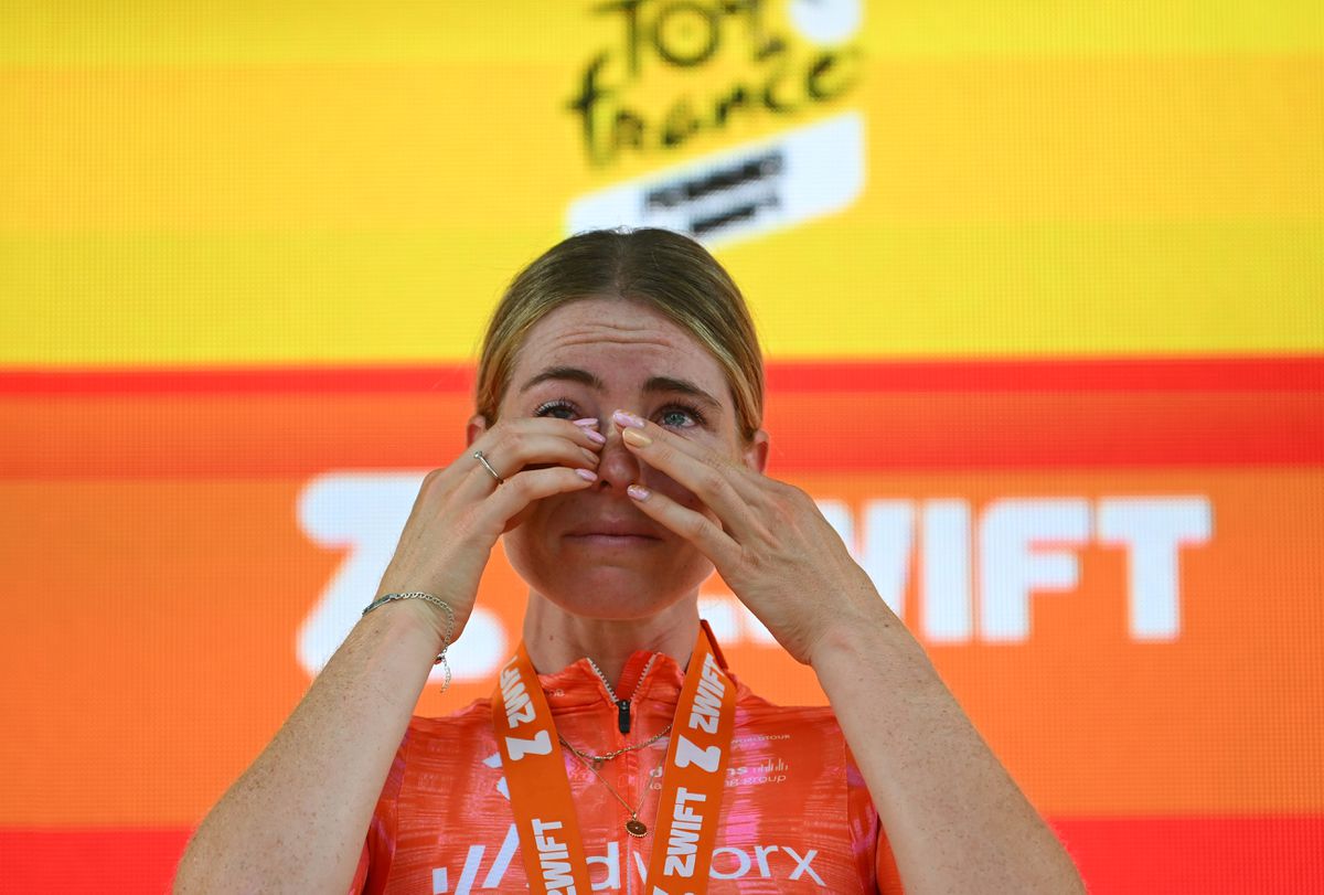 'Verraste' Demi Vollering in tranen na geel bij Tour de France Femmes in eigen land: 'Ik dacht 'jaja''