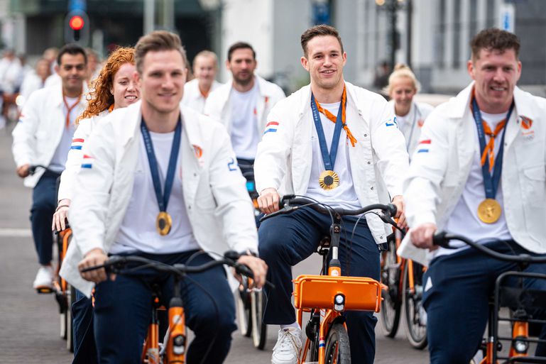 Olympische medaillewinnaars op typisch Nederlandse manier aangekomen bij huldiging met premier Dick Schoof