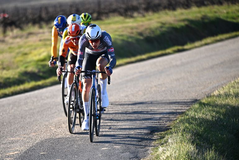 Grote problemen in wielerpeloton door angst en stress: 'Ze halen geen plezier meer uit de koers'