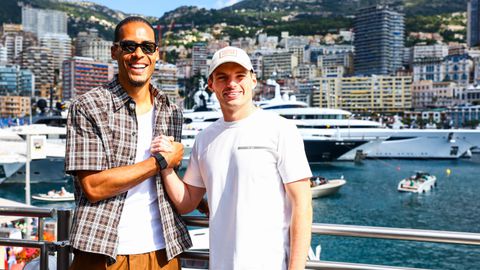 Max Verstappen verrast fans met Virgil van Dijk en Nederlandse dj: 'Vader en zijn twee zoons'