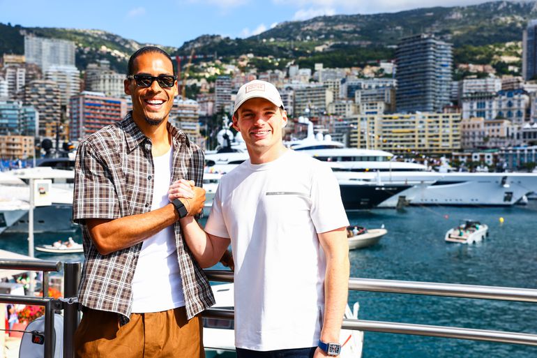 Max Verstappen verrast fans met Virgil van Dijk en Nederlandse dj: 'Vader en zijn twee zoons'