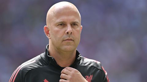 'Arne Slot en Liverpool zijn streng voor basisspeler: óf verlengen, óf deze zomer weg'