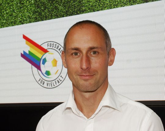 Oud-voetballer doet boekje open over taboe in de sport: 'Er zijn schijnvriendinnen en -huwelijken'