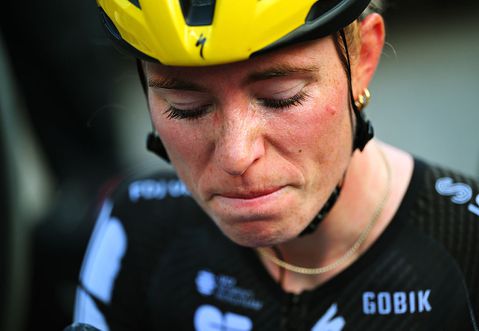 Topwielrenster Demi Vollering komt met slecht nieuws en verdwijnt voorlopig uit koers