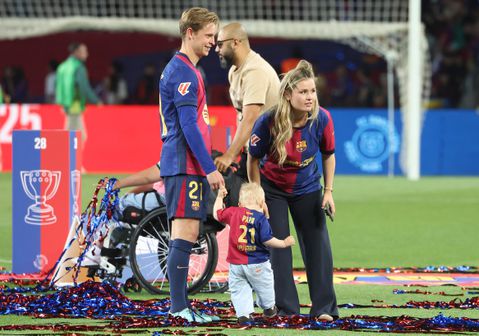 Liefde viert hoogtij bij Frenkie de Jong en zwangere vrouw Mikky Kiemeney: 'Contigo'