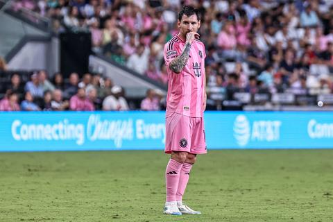 Voetbalicoon Lionel Messi krijgt prachtige steunbetuiging van fans bij emotionele rentree