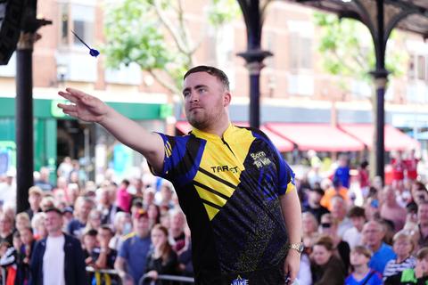 Topdarter Luke Littler doet opvallende oproep aan fans tijdens vakantie in Amerika