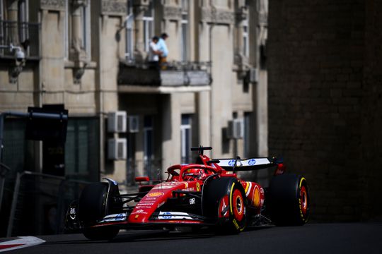 Max Verstappen noteert de snelste tijd in eerste vrije training in Bakoe, Charles Leclerc zet zijn auto in de bandenstapel