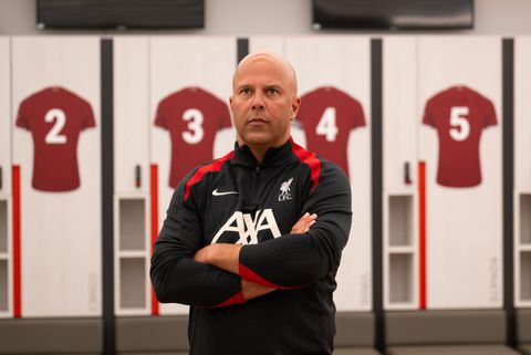 Arne Slot drukt 'bizar' gerucht de kop in bij Liverpool met innige knuffel