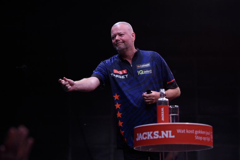 Dartlegende Raymond van Barneveld worstelt met probleem: 'Hoe dit onder controle te krijgen....'