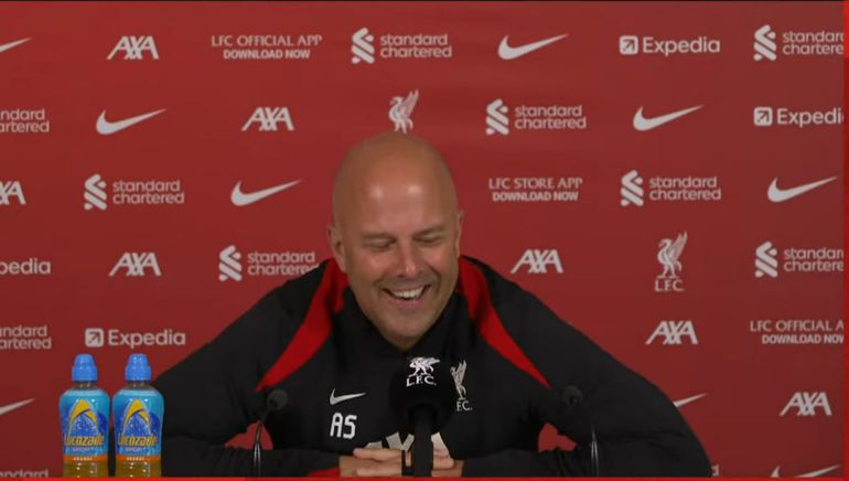 Arne Slot lacht om handige tactiek Engelse journalist tijdens persconferentie Liverpool en geeft alsnog antwoord