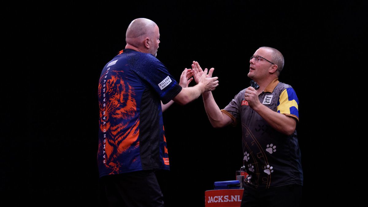 Raymond van Barneveld maakt gehaktbal van Zweed bij World Series of Darts Finals