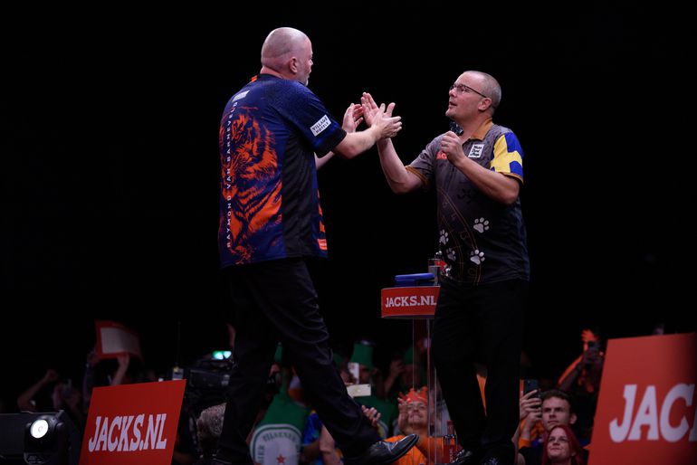 Raymond van Barneveld maakt gehaktbal van Zweed bij World Series of Darts Finals