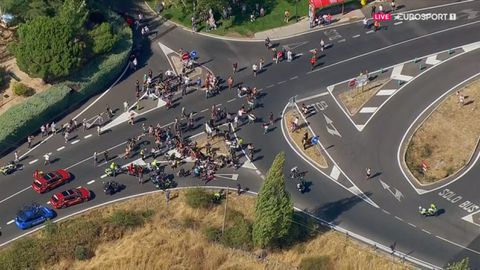 Levensgevaarlijk protest in allesbepalende rit Vuelta a España: 'Nu gaan ze een grens over'