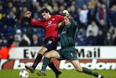 Doelman Russell Hoult, hier in duel met Manchester United-aanvaller Ruud van Nistelrooij in 2003 © Getty Images