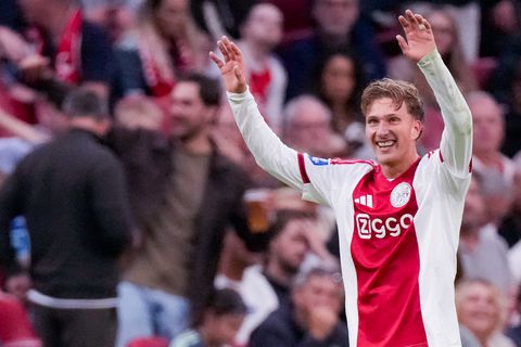 Benauwde overwinning Ajax op PEC Zwolle, Mika Godts eist hoofdrol voor zich op