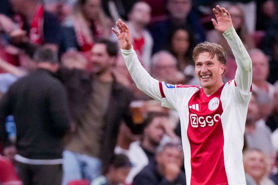 Benauwde overwinning Ajax op PEC Zwolle, Mika Godts eist hoofdrol voor zich op