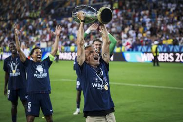 Toptrainer van Paris Saint-Germain verschijnt met mitella bij persconferentie