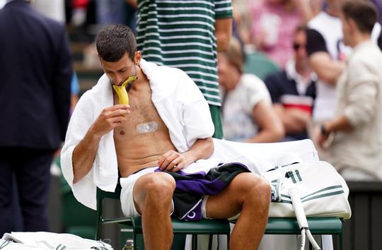Tennislegende Novak Djokovic verklapt dieet: 'Ik ben blij dat het de walgelijke smaak verhult'