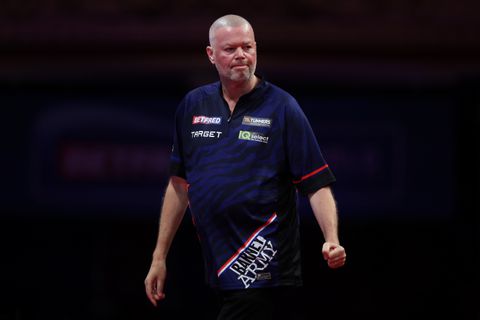 Raymond van Barneveld met hakken over de sloot naar tweede ronde World Series of Darts Finals in Amsterdam