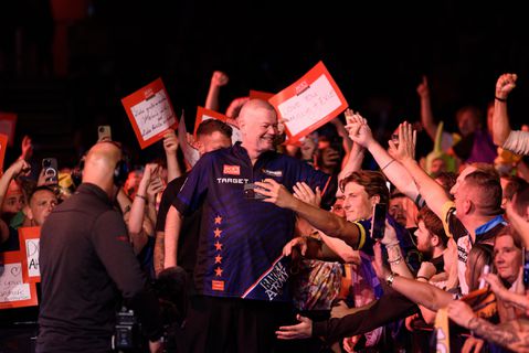 'Herboren' Raymond van Barneveld ontvangt lof: 'Jij zal tot het einde hun held zijn'