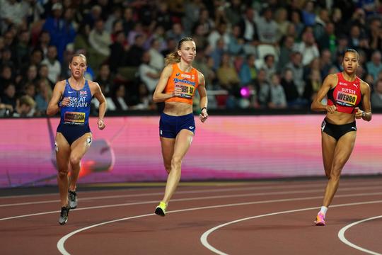 Topatlete Femke Broeders-Bol zorgt voor hilariteit bij grote rivale: 'Die ga ik boven mijn bed hangen!'