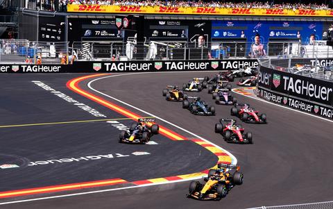 Max Verstappen woedend op Red Bull na gevecht met Lewis Hamilton in Madrid: 'Waar hebben jullie het over?'