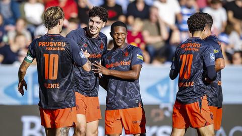 Feyenoord vernedert PEC Zwolle met monsterzege in Eredivisie