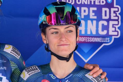 Fietsende verloofde van Tadej Pogacar belandt net als haar geliefde in de lappenmand na heftige val