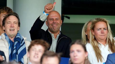 Clubloze Arne Slot brengt speciaal bezoek aan Feyenoord: 'Ik beschouw het maar als een compliment...'