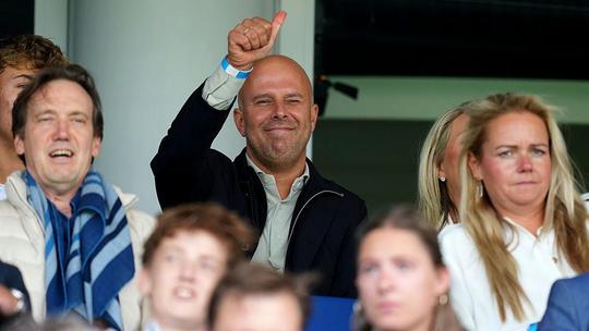 Clubloze Arne Slot brengt speciaal bezoek aan Feyenoord: 'Ik beschouw het maar als een compliment...'