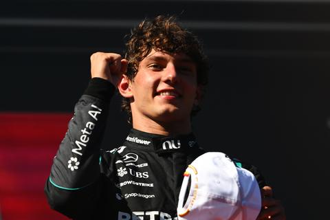 WK-stand Formule 1: Kimi Antonelli (20) stevent af op wereldtitel na zege in Madrid, Max Verstappen blijft zesde